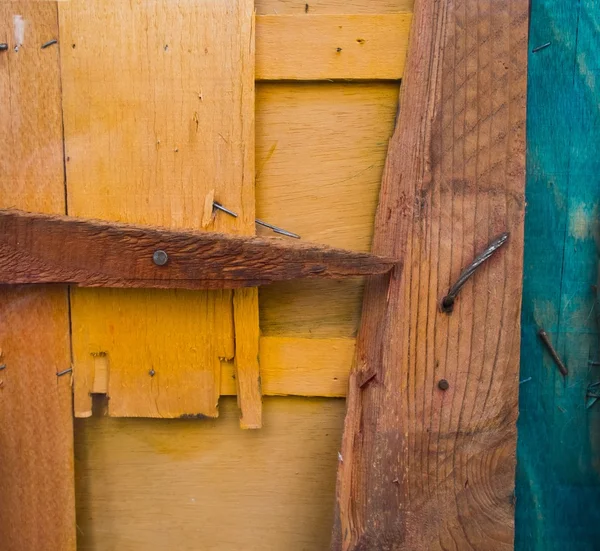 Fundo feito de diferentes tábuas de madeira danificadas coloridas — Fotografia de Stock