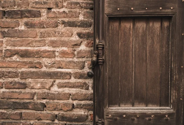 Tuğla duvardaki eski ahşap kapı — Stok fotoğraf
