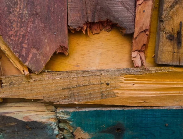 Achtergrond gemaakt van verschillende kleurrijke beschadigde houten planken — Stockfoto