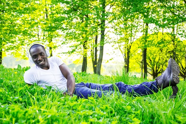 Ung svart kille i park — Stockfoto