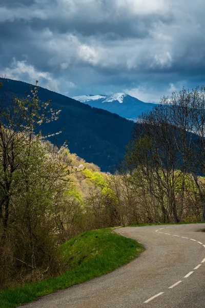 Camino de asfalto en las montañas de los Pirineos —  Fotos de Stock