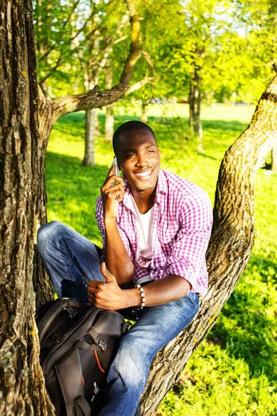 Jovem negro cara no parque — Fotografia de Stock