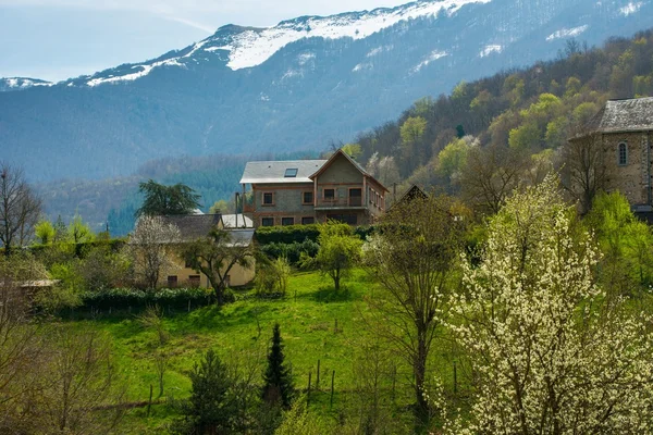 Hus på en kulle med Pyrenéerna berg — Stockfoto