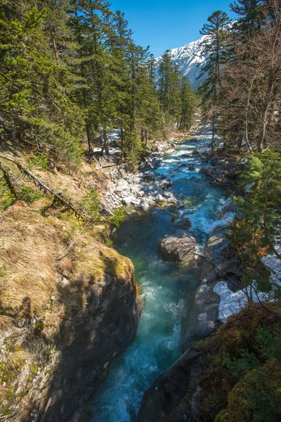 Быстрая река в горах — стоковое фото