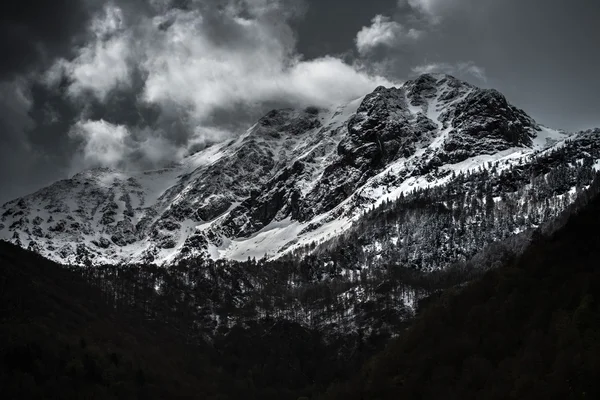 Nuvens sobre montanhas dos Pirenéus — Fotografia de Stock