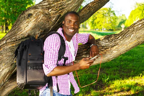 Jovem negro cara no parque — Fotografia de Stock