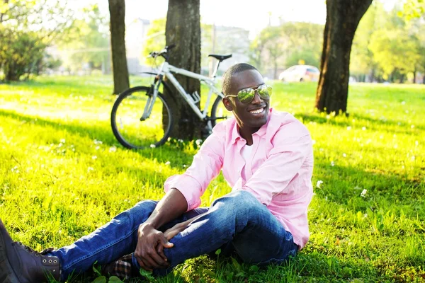 Молодой черный парень в парке — стоковое фото