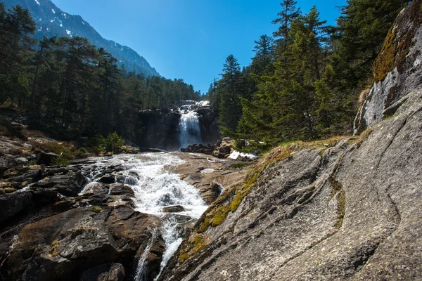 Río rápido en el bosque de montaña con poca cascada — Foto de Stock