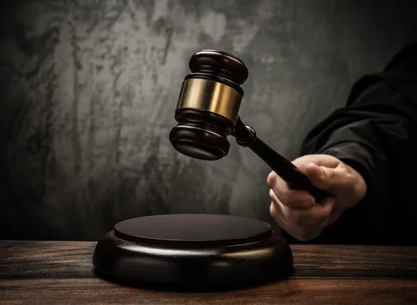 Judge's hold hammer on wooden table — Stock Photo, Image