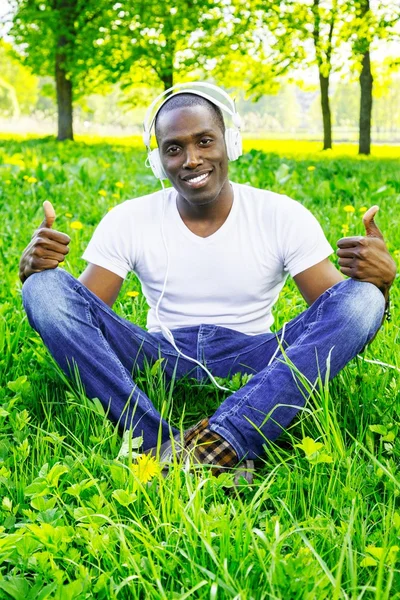 Młody czarny facet w parku — Zdjęcie stockowe