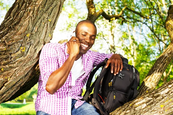 Jovem negro cara no parque — Fotografia de Stock