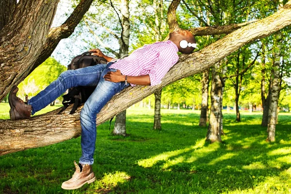 Giovane ragazzo nero nel parco — Foto Stock