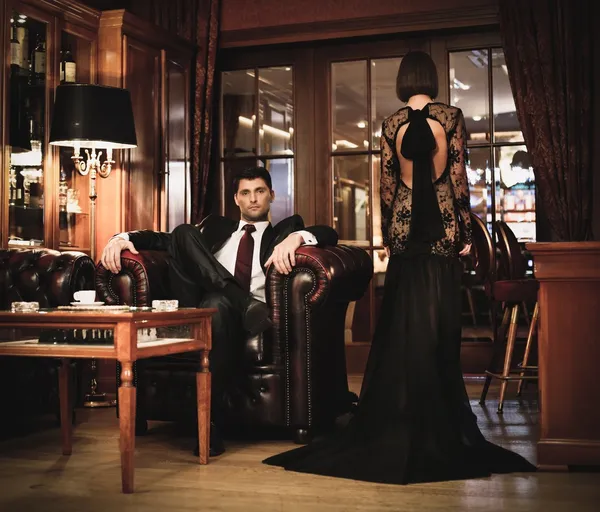 Elegante pareja en vestido formal en gabinete de lujo — Foto de Stock