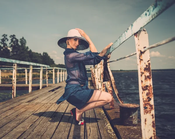 Modische Frau auf einem alten Pier — Stockfoto