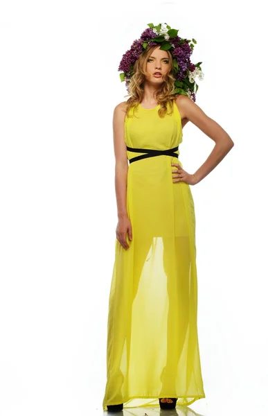 Vacker flicka i gul klänning — Stockfoto