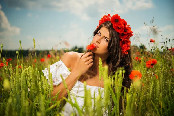Belle jeune fille dans le champ de fleurs — Photo