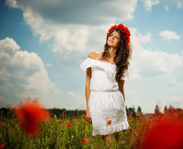 Krásná mladá dívka v květu pole — Stock fotografie
