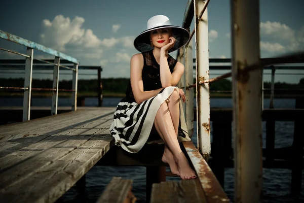 Modieuze vrouw op een oude pier — Stockfoto