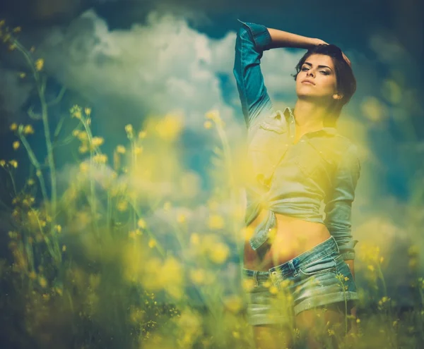 Красива молода дівчина в квітковому полі — стокове фото