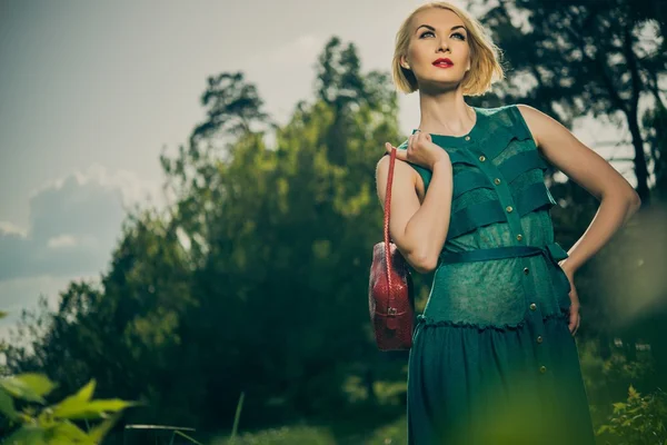 Blond kvinna utomhus — Stockfoto