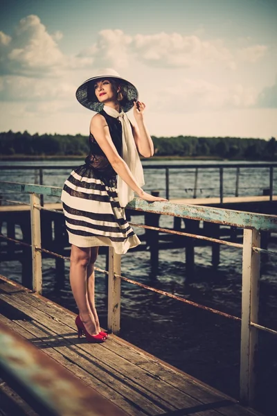 Mulher na moda em um velho cais — Fotografia de Stock
