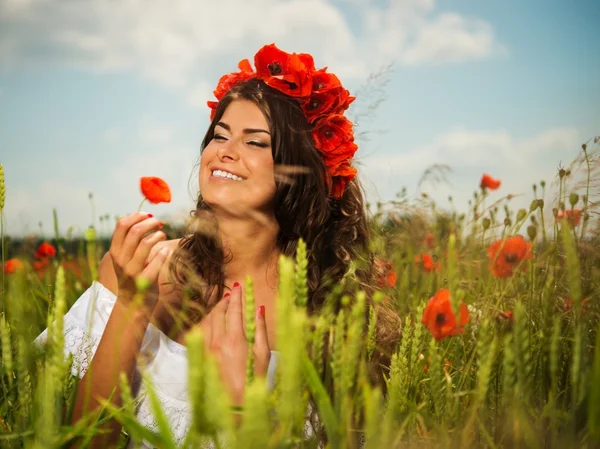 Красивая девушка в цветочном поле — стоковое фото