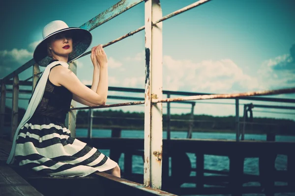 La mujer a la moda en el muelle viejo — Foto de Stock