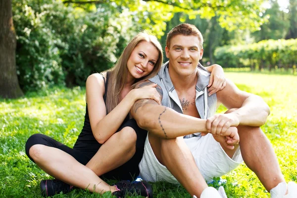Hermosa pareja deportiva al aire libre —  Fotos de Stock