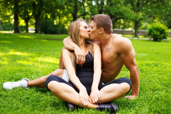 Beau couple sportif en plein air — Photo