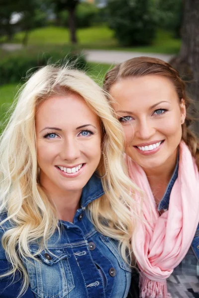 Dos hermosas chicas al aire libre — Foto de Stock