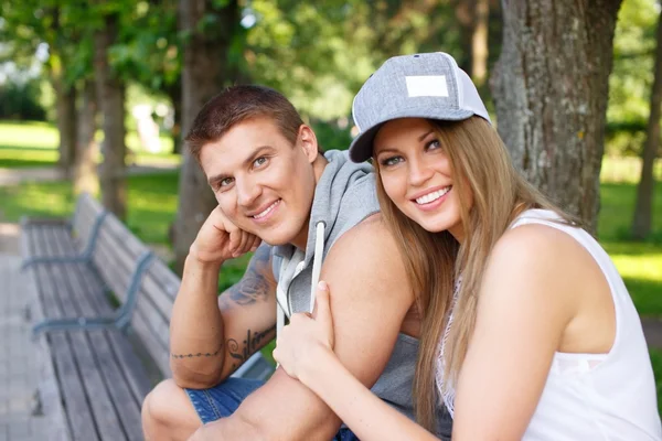 Belo casal desportivo ao ar livre — Fotografia de Stock