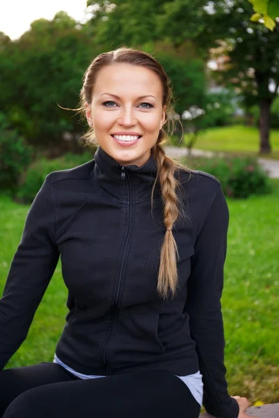 Deportiva chica al aire libre —  Fotos de Stock