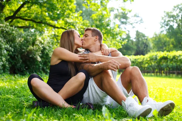 Hermosa pareja deportiva al aire libre — Foto de Stock