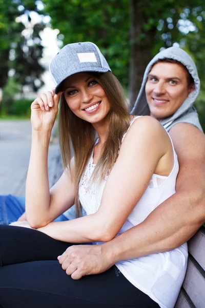 Beau couple sportif en plein air — Photo