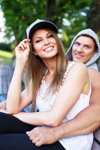 Beau couple sportif en plein air — Photo