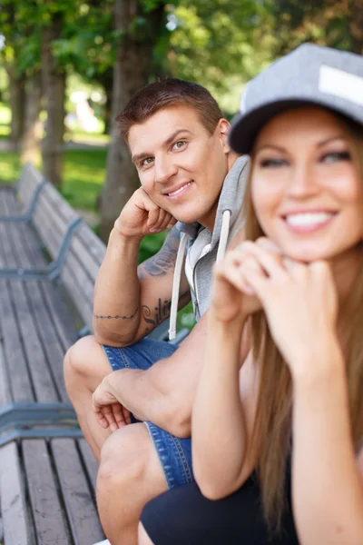 Beau couple sportif en plein air — Photo