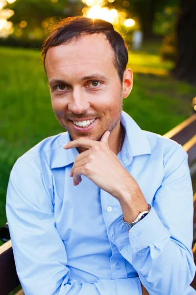 Hombre de mediana edad en un parque — Foto de Stock