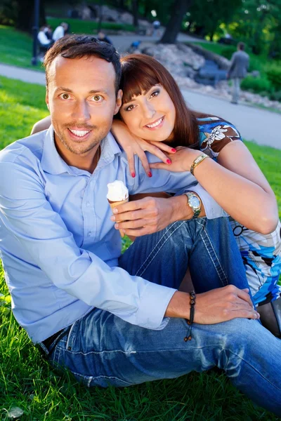 Couple d'âge moyen en plein air — Photo