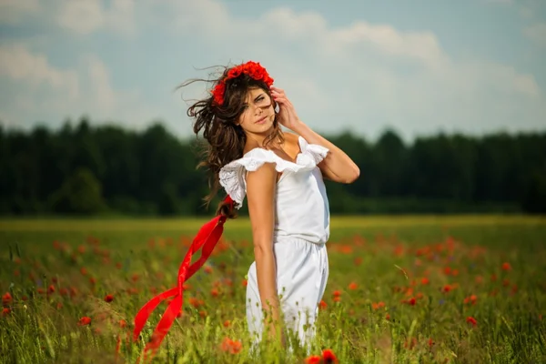 Meisje in een veld — Stockfoto