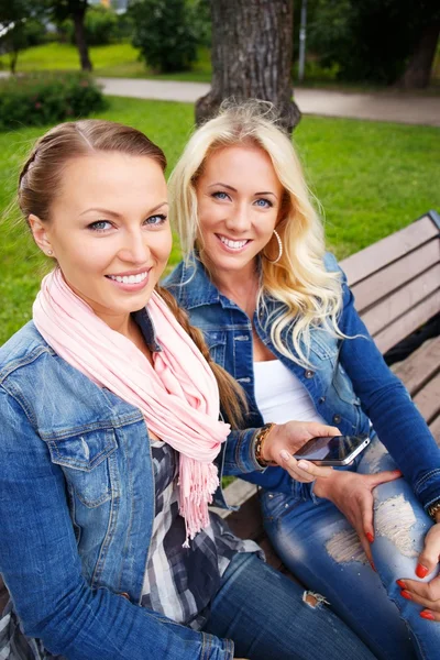 Deux belles jeunes filles souriantes — Photo