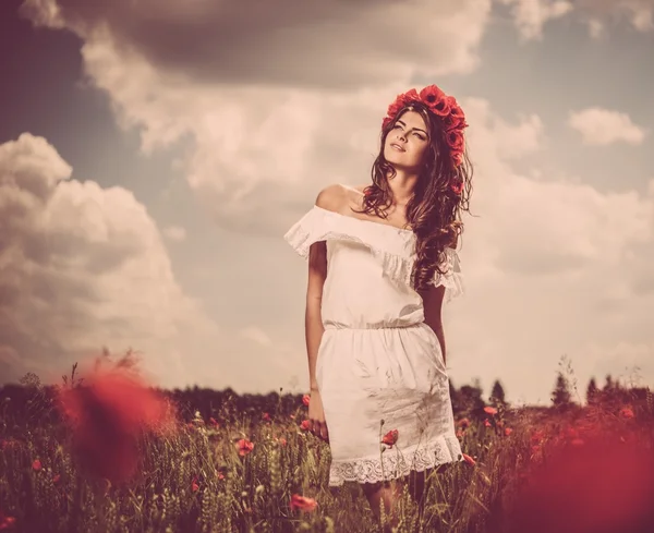 Beyaz yaz giyen kız elbise ve çelenk poppy eğe içinde çiçek — Stok fotoğraf