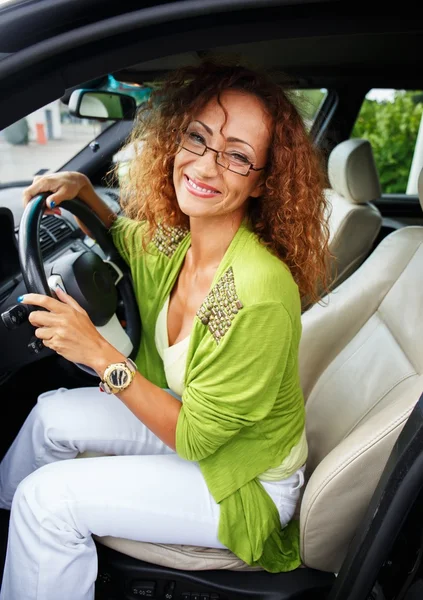 Redhead woman behind steering wheel — Stock Photo, Image