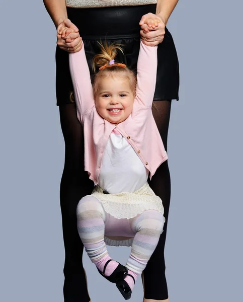 Mãe balançando sua pequena filha feliz — Fotografia de Stock