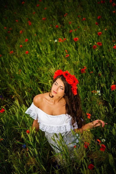 Menina vestindo vestido de verão branco e chaplet flor na papoula arquivado — Fotografia de Stock