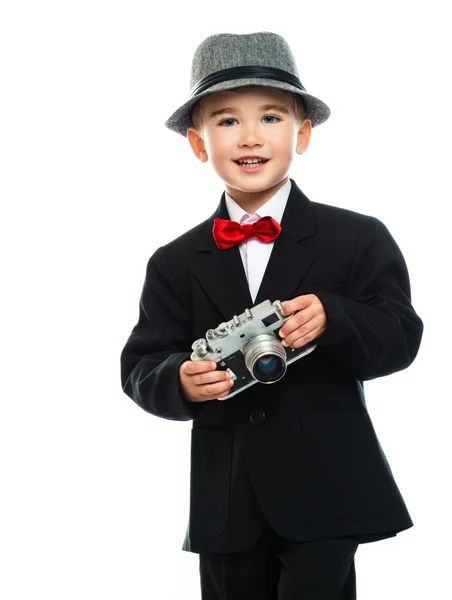 Kleine jongen in hoed en zwart pak met vintage camera — Stockfoto