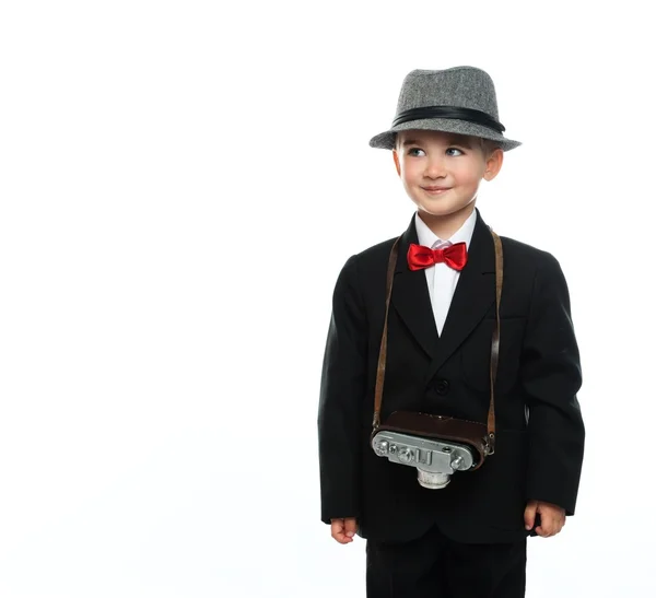 Menino em chapéu e terno preto com câmera vintage — Fotografia de Stock