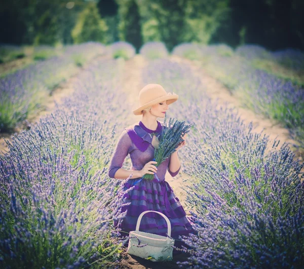 Donna in abito viola e cappello — Foto Stock