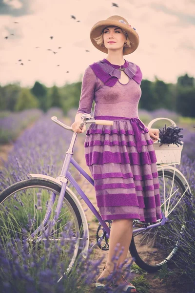 Женщина с ретро велосипедом — стоковое фото