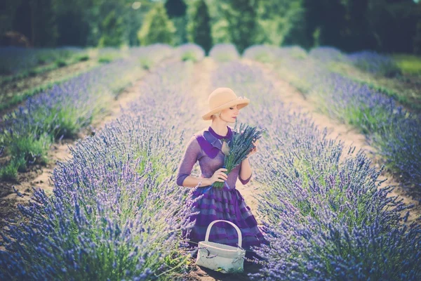 Donna in campo lavanda — Foto Stock