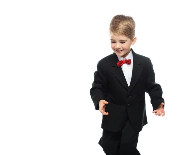 Мальчик в черном костюме — стоковое фото